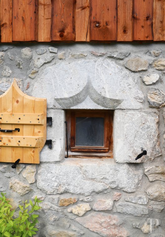 En Haute-Savoie, non loin de Morzine, une grange chalet traditionnelle en plein alpage - photo  n°35
